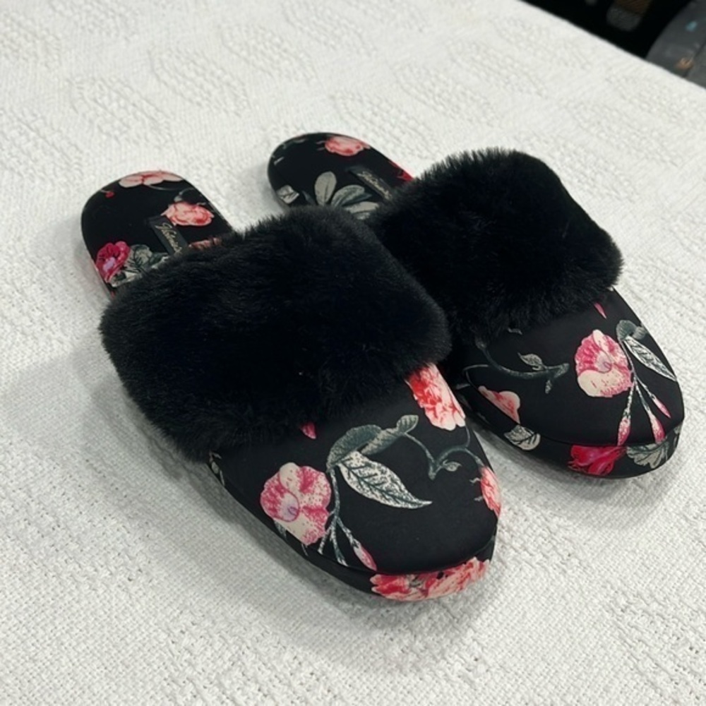 Victoria’s Secret slippers satin black floral slippers, size small 5-6 NWOT‎